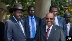 南苏丹总统基尔（左）1月6日在朱巴迎接苏丹总统巴希尔
