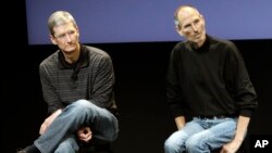 FILE - This July 16, 2010, photo shows Apple's Tim Cook, left, and Steve Jobs, right, during a meeting at Apple in Cupertino, California. Apple wants to encourage millions of iPhone owners to register as organ donors through a new software update. Jobs himself was an organ recipient.