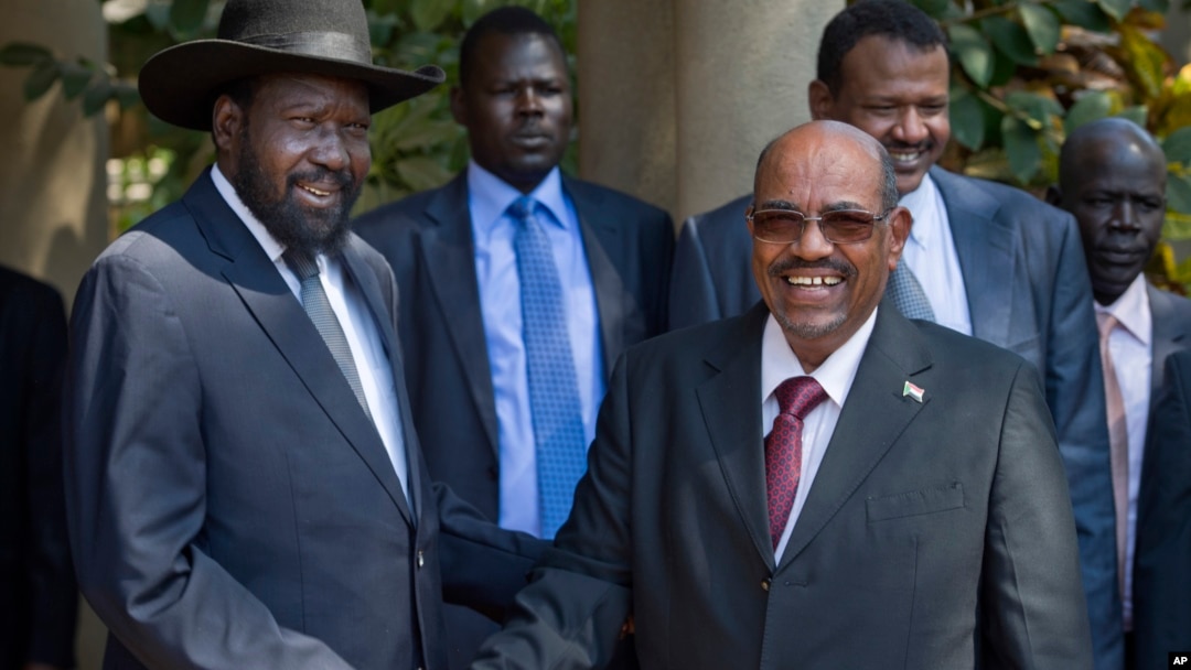 Presiden Sudan selatan Salva Kiir (kiri) menyambut tamunya Presiden Sudan Omar al-Bashir sebelum pembicaraan di ibukota Juba, Senin (6/1). 