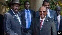 Presiden Sudan selatan Salva Kiir (kiri) menyambut tamunya Presiden Sudan Omar al-Bashir sebelum pembicaraan di ibukota Juba, Senin (6/1). 