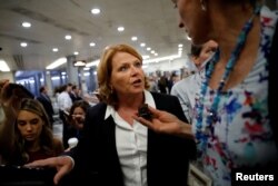 La senadora Heidi Heitkamp, demócrata por Dakota del Norte habla con periodistas en el Capitolio, en esta foto del 24 de julio de 2018.