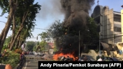 Polisi terlihat di lokasi ledakan di luar Gereja Pantekosta Pusat Surabaya. Serangkaian ledakan, termasuk setidaknya satu bom bunuh diri, melanda gereja-gereja di Tanah Air pada 13 Mei 2018, menewaskan sedikitnya 11 orang dan melukai puluhan lainnya, 