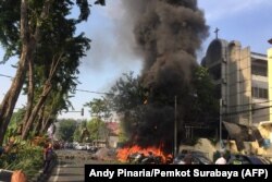 Polisi terlihat di lokasi ledakan di luar Gereja Pantekosta Pusat Surabaya. Serangkaian ledakan, termasuk setidaknya satu bom bunuh diri, melanda gereja-gereja di Tanah Air pada 13 Mei 2018, menewaskan sedikitnya 11 orang dan melukai puluhan lainnya, (Foto: AFP)