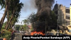 Polisi terlihat di lokasi ledakan di luar Gereja Pantekosta Pusat Surabaya. Serangkaian ledakan, termasuk setidaknya satu bom bunuh diri, melanda gereja-gereja di Tanah Air pada 13 Mei 2018, menewaskan sedikitnya 11 orang dan melukai puluhan lainnya, (Fot