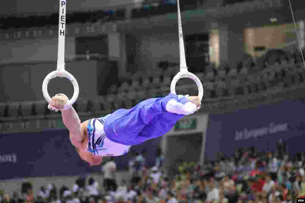 Milli Gimnastika Arenasında Qadin və Kişilərdən ibarət akrobatika