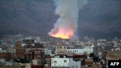 Smoke billows following an airstrike by the Saudi-led coalition targeting an arms depot in the Mount Noqum area on the eastern outskirts of Sana'a, Yemen, May 11, 2015. 