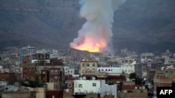 Smoke billows following an airstrike by the Saudi-led coalition targeting an arms depot in the Mount Noqum area on the eastern outskirts of Sana'a, Yemen, May 11, 2015. 