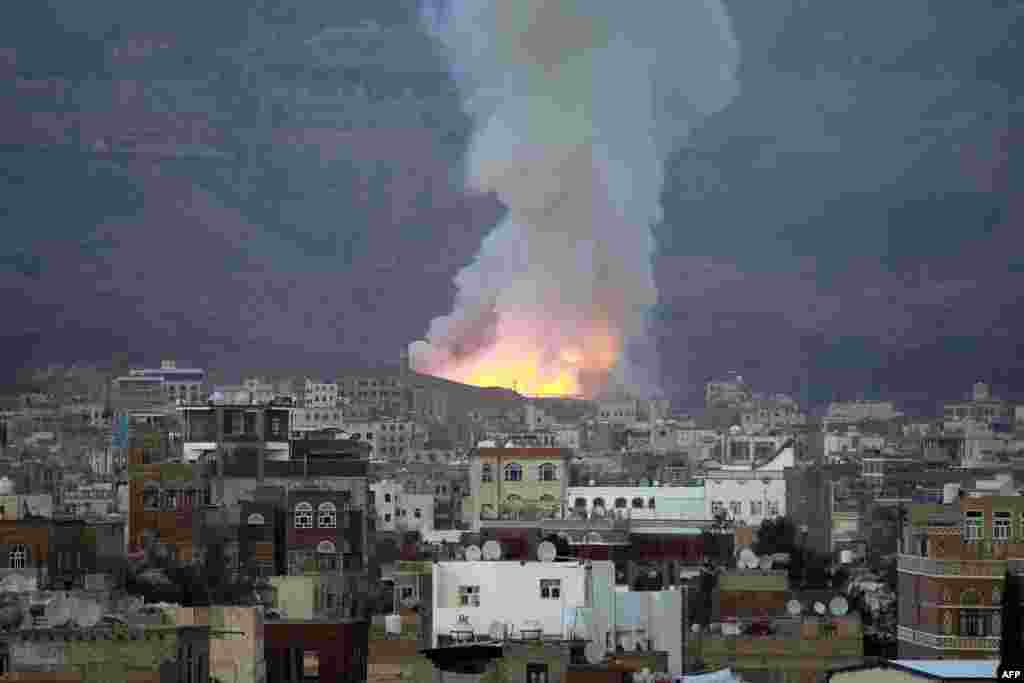예멘 사나 동부의 무기고에서 사우디가 주도하는 연합군 폭격으로 화염이 피어오르고 있다.