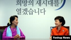 29일 한국 서울 집무실에서 아웅산 수치 여사(왼쪽)를 접견한 박근혜 대통령 당선인.