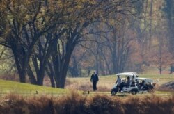 El presidente Donald Trump, juega golf en su exclusivo club Trump National Golf, en Virginia. Domingo 8 de noviembre de 2020.