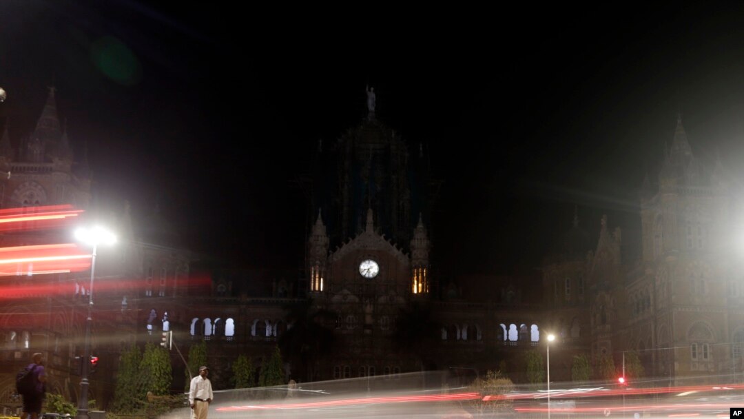 Stasiun kereta api bersejarah di Mumba, Chhatrapati Shivaji Maharaj Terminus, tampak gelap setelah lampu-lampu dimatikan untuk memperingati Earth Hour di Mumbai, India, 30 Maret 2019.
