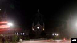 Stasiun kereta api bersejarah di Mumba, Chhatrapati Shivaji Maharaj Terminus, tampak gelap setelah lampu-lampu dimatikan untuk memperingati Earth Hour di Mumbai, India, 30 Maret 2019.