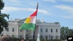 Tổng thống Obama vẫy ch&agrave;o người ủng hộ tại cuộc vận động tranh cử tại trường trung học McArthur ở Hollywood, Florida, ng&agrave;y 4/11/2012.