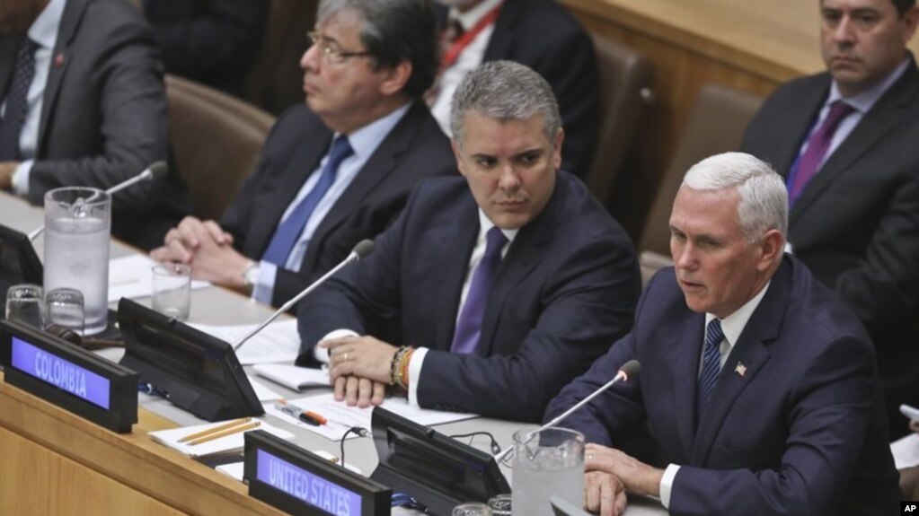 El presidente de Colombia, Iván Duque, (centro) escucha al vicepresidente de EE.UU., Mike Pence, durante una conferencia sobre migración regional y Venezuela en el marco de la Asamblea General de ONU el 25 de septiembre de 2018. 