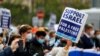 Seorang perempuan memegang plakat pro-Israel saat demonstrasi umendukung Palestina, di Frankfurt, Jerman 15 Mei 2021. (Foto: REUTERS/Kai Pfaffenbach)