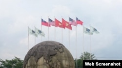 Cờ Đài Loan được thượng lên trong khuôn viên của công ty Kaiser 1 Furniture Industry ở Bình Dương, Việt Nam, trước khi bị hạ xuống theo yêu cầu của chính quyền địa phương. (ảnh chụp màn hình của Central News Agency)