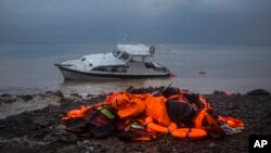 Des survivants racontent avoir vu au moins 500 personnes se noyer. 