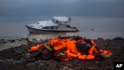 Salvavidas usados por refugiados yacen en una playa del mar Egeo en Turquía.