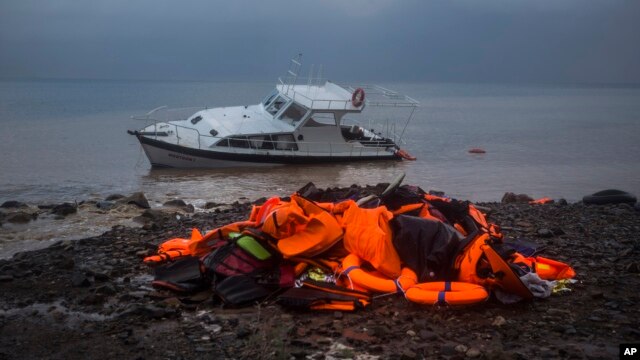 Salvavidas usados por refugiados yacen en una playa del mar Egeo en Turquía.
