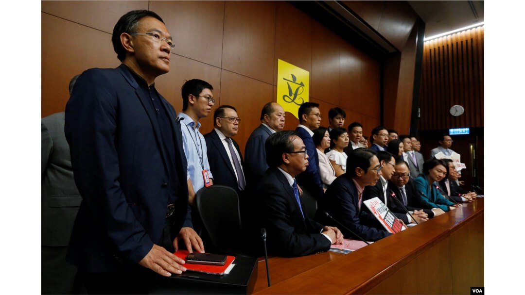 親中建制派議員集體離場後見媒體。