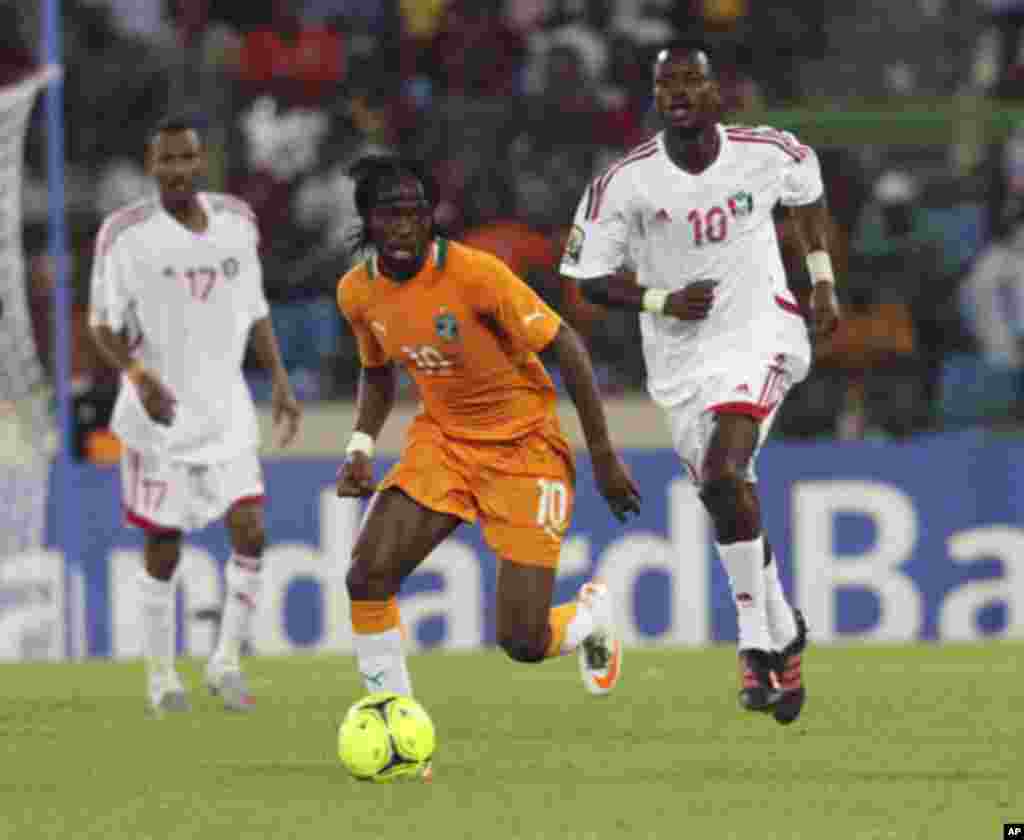 Ivory Coast's Yao Kouassi Gervinho runs with the ball as he is chased by Sudan's Tahir Osman Mohamed (R) during their African Nations Cup soccer match against Sudan at Estadio de Malabo "Malabo Stadium", in Malabo January 22, 2012.