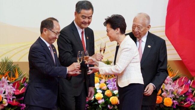 香港中联办主任王志民(左一)和香港特首林郑月娥(右二)2019年7月1日在庆祝香港主权移交22周年的庆典上。