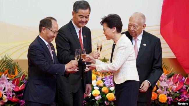 香港中聯辦主任王志民（左一）和香港特首林鄭月娥（右二）2019年7月1日在慶祝香港主權移交22周年的慶典上。