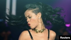 Rihanna en su presentación en Londres como parte de la excéntrica gira 777. 