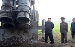 지난해 9월 북한이 초대형방사포 시험사격을 실시했다며 관영매체들을 통해 공개한 사진. 전체 4개의 발사관 중 1개의 하부 덮개가 닫혀있다.
