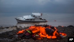 На березі Егейського моря. Тут були мігранти.