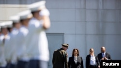 FOTO DE ARCHIVO: La vicepresidenta de Estados Unidos, Kamala Harris, llega para asistir a la ceremonia de graduación de 2023 en la Academia Militar de Estados Unidos (USMA), en el estadio Michie en West Point, Nueva York, Estados Unidos, el 27 de mayo de 2023. 