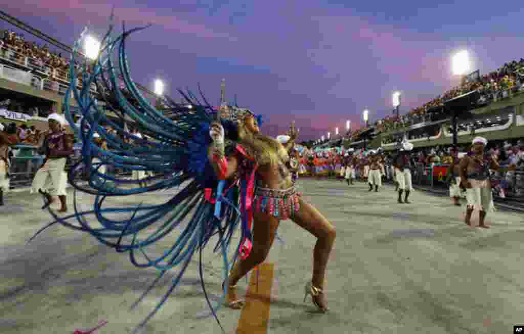 Desfile da Escola de Samba Vila Isabel no Carnaval do Rio, domingo à noite. O enredo prestou homenagem à cultura, história, fauna e flora de Angola.