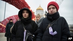 Rusya’daki muhafazakar kesim, ülkede kadınların yıllardır sahip olduğı kürtaj hakkına kısıtlamalar getirmeyi hedefliyor. Bazı kürtaj hakkı savunucuları, kısıtlamaların kadınlara neredeyse iki yıldır süren Ukrayna savaşı için “Daha fazla asker doğurun” mesajı verdiğini söylüyor.