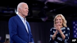 Tổng thống Joe Biden (trái) chuẩn bị phát biểu khi đệ nhất phu nhân Jill Biden vỗ tay tại một cuộc vận động tranh cử, hôm 28/6 tại Raleigh, North Carolina.