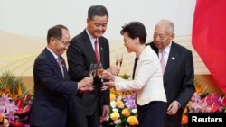 Trưởng đặc khu hành chính Hong Kong, bà Carrie Lam nâng ly chào mừng ông Wang Zhimin, giám đốc văn phòng liên lạc Trung Quốc tại Hong Kong, ngày 1/7/2019.