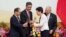 Trưởng đặc khu hành chính Hong Kong, bà Carrie Lam nâng ly chào mừng ông Wang Zhimin, giám đốc văn phòng liên lạc Trung Quốc tại Hong Kong, ngày 1/7/2019.