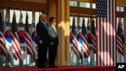 도널드 트럼프 미국 대통령과 이재명 한국 대통령이 2025년 10월 29일 대한민국 경주 경주국립박물관에서 열린 행사에 참석한 모습 (자료사진)