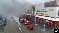 En esta foto del Ministerio de Situaciones de Emergencias de Rusia tomada el domingo, 25 de marzo, de 2018, se ve humo sobre el centro comercial incendiado en Kemerovo, Rusia.