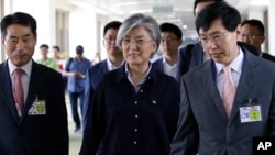 South Korean Foreign Minister Kang Kyung-wha, center, arrives to attend the 50th ASEAN Foreign Ministers' Meeting and its dialogue partners at the airport in Manila, Philippines, Aug. 5, 2017.