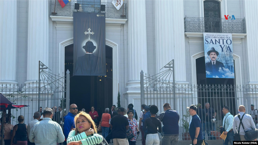 Fieles llegaron hasta la iglesia Nuestra Señora de la Candelaria de Caracas, donde reposan los restos del beato venezolano, José Gregorio Hernández.