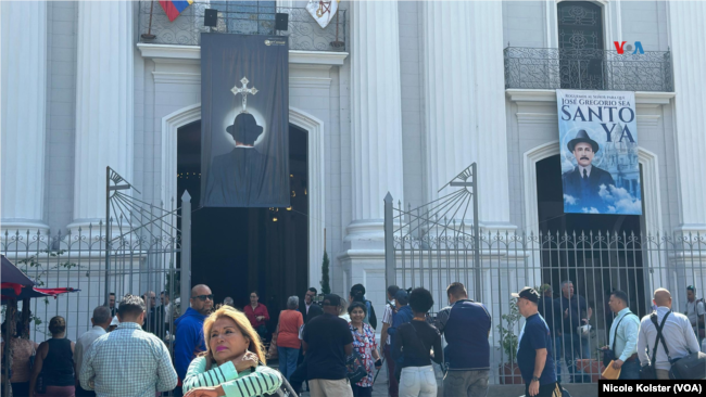 Fieles llegaron hasta la iglesia Nuestra Señora de la Candelaria de Caracas, donde reposan los restos del beato venezolano, José Gregorio Hernández.