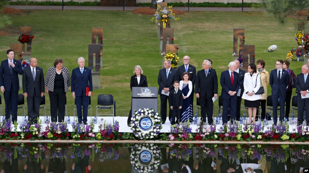 Các viên chức, trong đó có cựu tổng thống Bill Clinton, khai mạc buổi lễ tưởng niệm với 168 giây mặc niệm, 19/5/15 