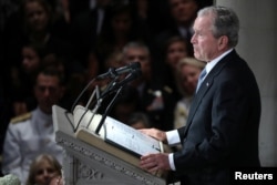 Bivši predsednik SAD Džordž Buš mlađi govori na memorijalnoj službi za senatora Džona Mekejna