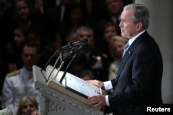 Former U.S. president George Bush speaks at the memorial service for Senator John McCain at the National Cathedral in Washington, Sept. 1, 2018.