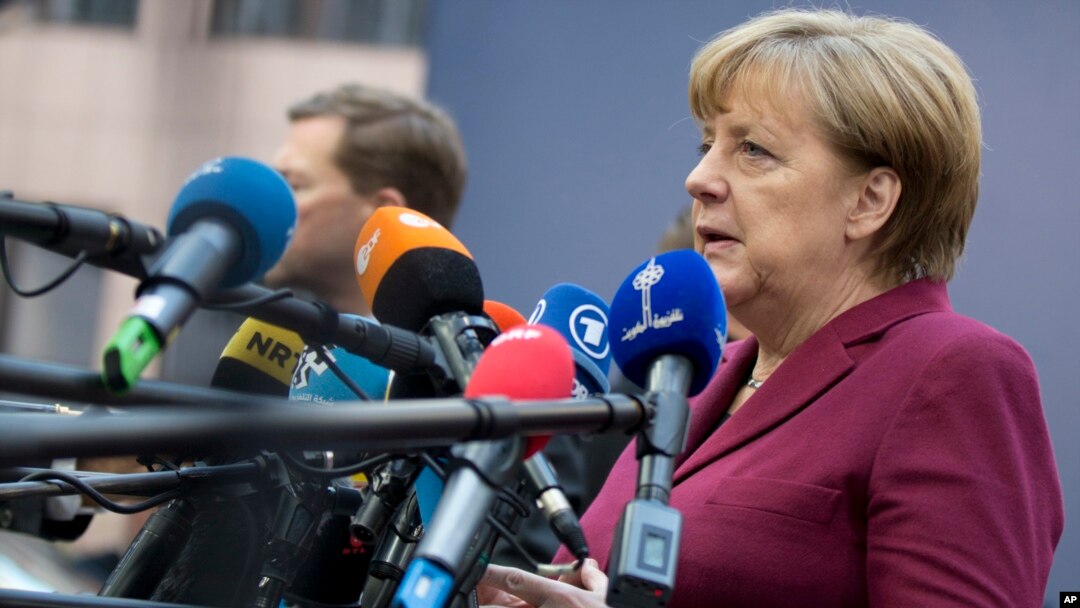 Kanselir Jerman Angela Merkel berbicara kepada media saat tiba untuk menghadiri KTT Uni Eropa di Brussels, Kamis (15/12). (AP/Virginia Mayo)