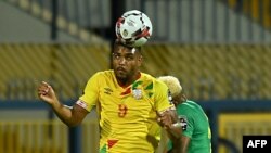 Steve Mounie tête la balle lors d'un match entre le Benin et le Cameroun, Egypte, le 2 juillet 2019. 