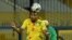 Steve Mounie tête la balle lors d'un match entre le Benin et le Cameroun, Egypte, le 2 juillet 2019. 