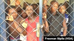 Des ressortissants étrangers arrêtés par la police le 6 octobre 2017 à Bangui, en Centrafrique. (VOA/Freeman Sipila)