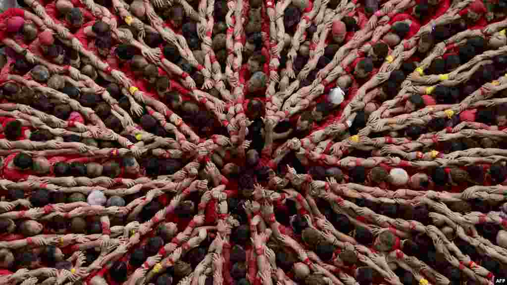 Des membres de l'équipe de la tour humaine "Colla Vella Xiquets de Valls" forment un "castell" pendant la XXVeme&nbsp;competetion des tours humaines, ou castells,&nbsp; à Tarragone, 3-5 octobre, 2014.