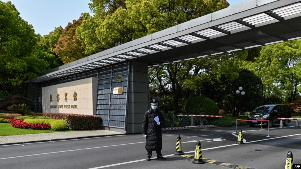 中国保安在美国气候特使克里下榻的上海东郊宾馆大门外站岗（法新社2021年4月15日）(photo:VOA)